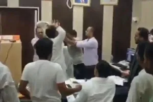 भाजपा कार्यकर्ता ने अधीक्षण अभियंता को लात-घूंसों और जूते से पीटा, फाइल भी फाड़ा, आरोपी गिरफ्तार