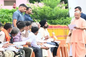 तत्परता और संवेदनशीलता से करें जन समस्याओं का निस्तारण : सीएम योगी