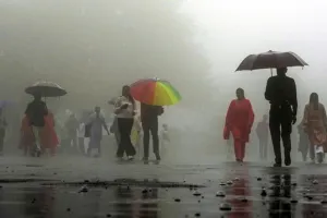 जम्मू कश्मीर के कई हिस्सों में भारी बारिश, जम्मू-पठानकोट हाईवे पर पुल क्षतिग्रस्त, कई इलाकों में बाढ़ जैसे हालात   