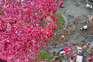  Kawar Yatra 2025: झांसी में  निकाली गई भव्य कांवड़ यात्रा, शिव भक्तों पर हेलीकॉप्टर से बरसाए गए फूल