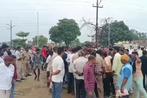 एकतरफा प्‍यार में 'हाई-वोल्टेज' ड्रामा, भदोही में मोबाइल टावर पर जा चढ़ा इश्‍कबाज, जानें फिर क्या हुआ