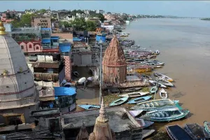  वाराणसी में उफान पर गंगा और वरुणा: छतों और गलियों में हो रहा शवदाह, घरों में घुसा पानी 