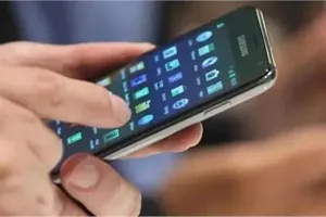 नाबालिग लड़कियों को मोबाइल नहीं देने की सलाह व बेटियों को ‘रिवॉल्वर’ थमाने के प्रस्ताव पर छिड़ी बहस