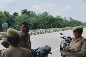 बाराबंकी: एंटी रोमियो स्क्वाड बोली... ऐ हीरो रुक, छात्र ने पूछा क्या मैं कोई आवारा लग रहा हूं, वीडियो बनाकर किया वायरल