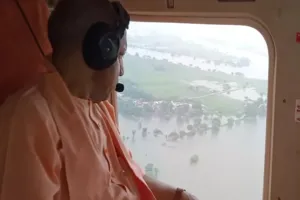 CM Yogi: सीएम योगी ने गाजीपुर में हवाई सर्वे कर परखे बाढ़ के हालात, कहा- पीड़ितों को तुरंत  पहुंचाएं सहायता