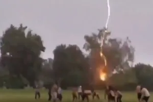  बस्ती: किसान डिग्री कॉलेज के परिसर में गिरी आकाशीय बिजली, बाल-बाल बचे छात्र, देखें लाइव वीडियो