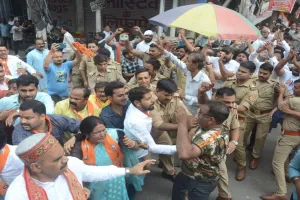 कानपुर: रामधुन छोड़ भाजपाइयों से भिड़े कांग्रेसी, पुलिस से की धक्का मुक्की, भड़कीं महापौर 