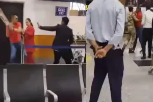 रीढ़ की हड्डी हुई फैक्चर, तोड़ा जबड़ा... Srinagar Airport पर सैन्य अधिकारी ने स्पाइसजेट के कर्मचारियों पर जमकर बरसाए लात-घूंसे
