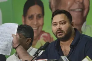 तेजस्वी यादव की बढ़ीं मुश्किलें! दो वोटर आईडी मामले में चुनाव आयोग ने जारी किया नोटिस, मांगा स्पष्टीकरण