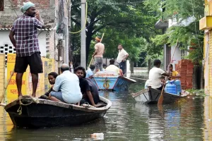 यूपी में बाढ़ से बिगड़ी स्थिति, वाराणसी और प्रयागराज में गंगा का रौद्र रूप, डूबे सारे घाट, छतों पर हो रहे दाह संस्कार और धार्मिक अनुष्ठान  