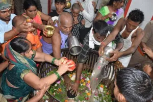 अयोध्या: आस्था के ज्वार के आगे मूसलाधार बारिश भी हुई फीकी, शिवालयों में जलाभिषेक को उमड़ी शिव भक्तों की भारी भीड़