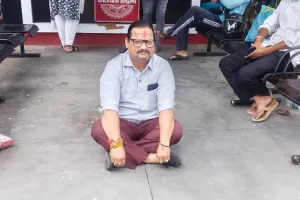 नुमाइश में ताक पर नियम, कोतवाली में पार्षद का धरना