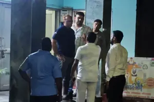 Meerut News: रिश्वतखोरों के खिलाफ CBI का बड़ा एक्शन, CGHS के अधिकारी समेत 3 को 5 लाख रिश्वत लेते रंगे हाथ किया गिरफ्तार, जानें पूरा मामला