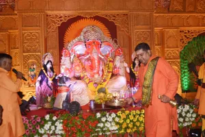 Ganesh Chaturthi: आसन पर विराजमान हुए बप्पा, हरेंगे भक्तों के कष्ट