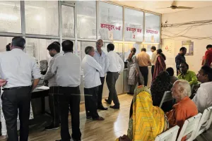 स्टांप ले चुके हैं तो 4 महीने पुराने सर्किल रेट पर ही होगी रजिस्ट्री, रजिस्ट्री कार्यालय में लगी लोगों की भीड़