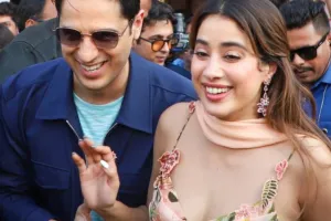 Param Sundari Couple: सिद्धार्थ मल्होत्रा और जाह्नवी ने हजरतगंज में चखी लखनवी चाट, प्रशंसकों ने खींचीं जमकर तस्वीरें