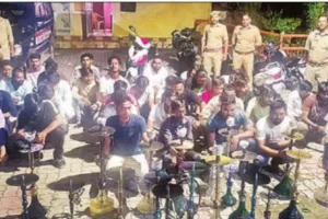 Lucknow News: कैफे में चल रहा था हुक्का बार, 32 गिरफ्तार