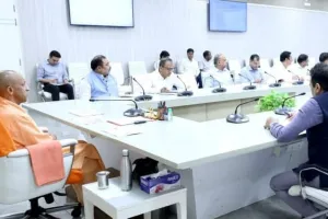 CM योगी का सख्त निर्देशः No helmet-no fuel का हो पालन, ई-बस खरीद में ‘Made in UP’ को दी जाए प्राथमिकता