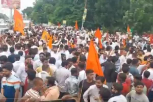 Fatehpur News live: फतेहपुर में मकबरे को लेकर बवाल, बढ़ा विवाद... लाठी डंडे लेकर पहुंचे लोग, पुलिस ने संभाला मोर्चा