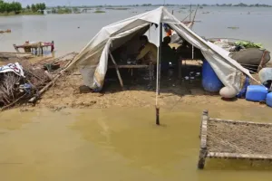 पाकिस्तान में बाढ़ का कहर, जान गंवाने वालों की संख्या हुई 220, बारिश का दौर जारी रहने का पूर्वानुमान 