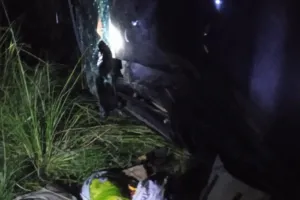 पूर्वांचल एक्सप्रेसवे पर बड़ा हादसा: इलाज के लिए जा रहे परिवार की कार पलटी, चालक की मौत, तीन घायल