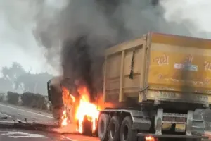 उन्नाव में भीषण सड़क हादसाः दो ट्रकों की भिड़ंत के बाद लगी आग, तीन लोगों की जलकर मौत 