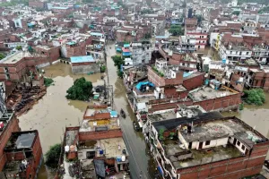 UP में बाढ़ का कहर: 14 जिलों में 85 हजार लोग प्रभावित, वाराणसी-प्रयागराज के रिहायशी इलाकों में घुसा पानी, लोगों की सहायता को लगीं नाव और मोटरबोट