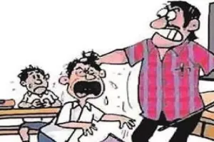 UP News: स्कूलों में अब बच्चों की पिटाई नहीं कर सकेंगे गुरुजी, मुर्गा बनाने पर भी हो जाएगी कार्रवाई 