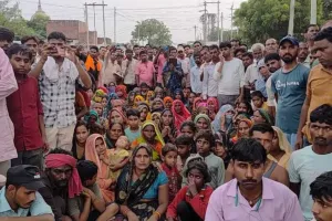 Hardoi News: लाइनमैन की मौत के बाद हंगामा,  सड़क पर शव रखकर किया विरोध, लगाए गंभीर आरोप