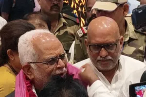 Vice Presidential Election: इंडिया गठबंधन के प्रत्याशी बी. सुदर्शन रेड्डी पहुंचे लखनऊ, एयरपोर्ट पर हुआ जोरदार स्वागत