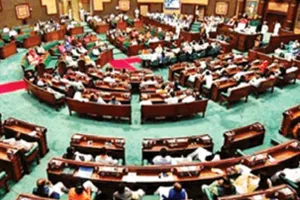 विद्यालय विलय के विरोध में सपा का विधान परिषद सदन से बर्हिगमन, निजी और सरकारी स्कूलों में प्रवेश की आयु को एक करने की मांग