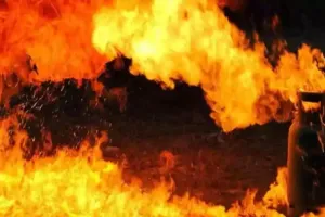 आगराः घर में लगी भीषण आग, परिवार समेत पड़ोसी भी झुलसे, 14 लोगों की हालत गंभीर