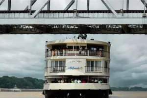 काशी में अब पर्यटक उठा सकेंगे लग्जरी क्रूज का लुफ्त, Gangotri Cruise पर गंगा आरती का लें आनंद, तस्वीरों में देखें इसकी शानदार सुंदरता