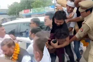 रायबरेली में स्वामी प्रसाद मौर्य पर हमला, समर्थकों ने हमलावरों पर जमकर चलाए लात-घूंसे