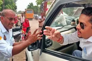 ट्रैफिक पुलिसकर्मी से भिड़ा BJP MLC का बेटा, सड़क पर तू-तड़ाक करते आया नजर, वीडियो वायरल