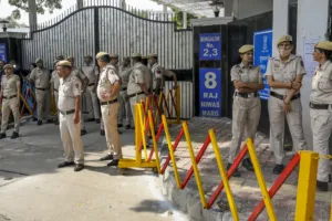 दिल्ली के 50 स्कूलों को मिली बम की धमकी, पुलिस ने शुरू किया तलाशी अभियान 