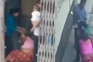 इटावा: बहू ने की बुजुर्ग सास की बेरहमी से पिटाई, दादी को बचाने की मासूम बच्चा लगा रहा गुहार, वीडियो वायरल पर पुलिस का एक्शन