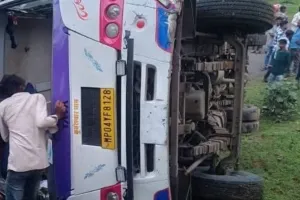 मध्य प्रदेश के रायसेन में बस पलटने से 12 से अधिक यात्री घायल, आठ की हालत गंभीर 
