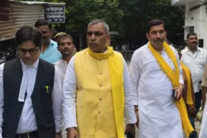 Om Prakash Rajbhar: योगी सरकार के मंत्री ने मऊ की MP-MLA कोर्ट में किया सरेंडर, आचार संहिता के उल्लंघन का लगा था आरोप