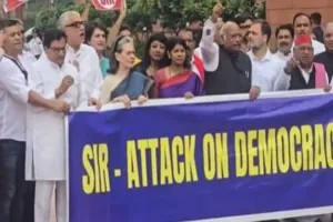 संसद परिसर में विपक्ष का SIR के खिलाफ प्रदर्शन, कांग्रेस अध्यक्ष खरगे के नेतृत्व में लगे 'वोट चोरी बंद करो' के नारे