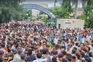 Ahmedabad: 8वीं के छात्र ने 10वीं के छात्र की चाकू मारकर की हत्या, गुस्साई भीड़ ने स्कूल में की तोड़फोड़ 