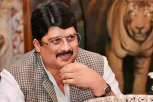 कुंडा विधायक राजा भैया ने की संविधान की प्रस्तावना से दो शब्द हटाने की मांग, बताई ये वजह... सपा ने किया पलटवार