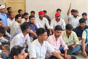 Lucknow University: संपर्क मार्ग बंद करने को लेकर छात्रों ने किया प्रदर्शन, प्रशासनिक भवन का किया घेराव