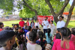 स्वतंत्रता दिवस 2025: एबीवीपी ने बच्चों को बताया आजादी का इतिहास, वितरित की शैक्षिक और खाद्य सामग्री