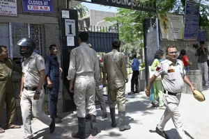 Delhi Bomb Threat: अब दिल्ली के तीन स्कूलों को मिली बम की धमकी, पुलिस ने शुरू किया तलाशी अभियान 