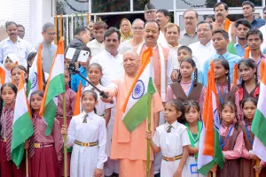 काकोरी के शहीदों को सीएम योगी का नमन, CM ने बच्चियों से बंधवाई राखियां... ली सेल्फी