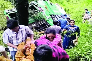 Himachal Pradesh Accident: मंडी में खाई में गिरी बस, एक व्यक्ति की मौत, नौ घायल 