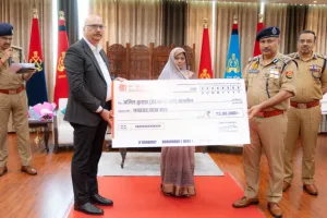मृत पुलिसकर्मियों के परिजन को दी गई सहायता राशि, DGP ने परिजन को दिया चेक