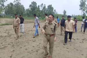 तेंदुए की तलाश में ड्रोन लेकर पहुंची वन विभाग टीम, लोगों से की घर में रहने की अपील