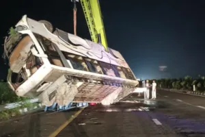 आगरा-लखनऊ एक्सप्रेस वे पर भीषण सड़क हादसा, 30 फीट गहरी खाई में पलटी स्लीपर बस, 15 यात्री घायल